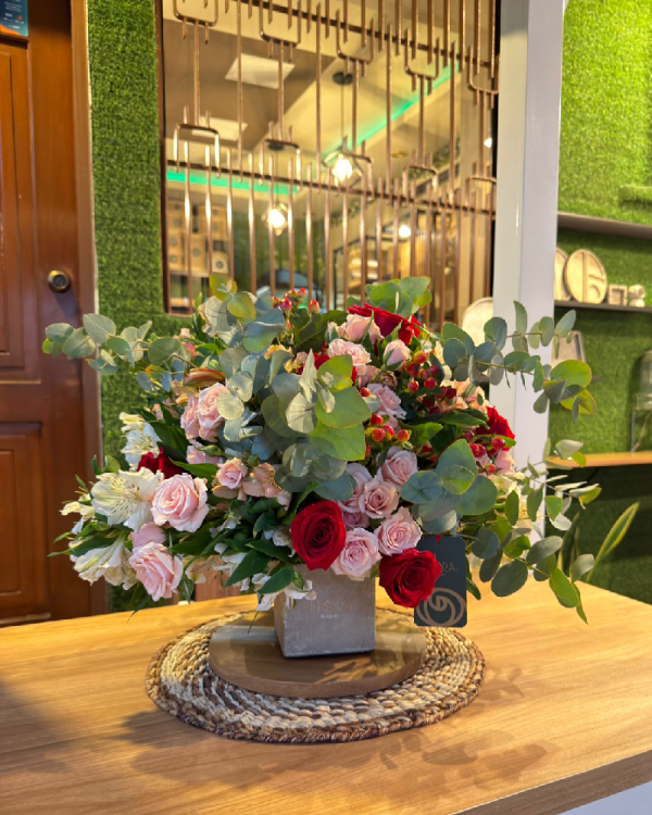 "Elaboración con estilo profesional box floral"